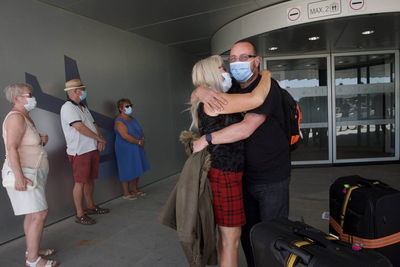 Fotos: Aterriza en el aeropuerto de Corvera el primer vuelo tras la pandemia