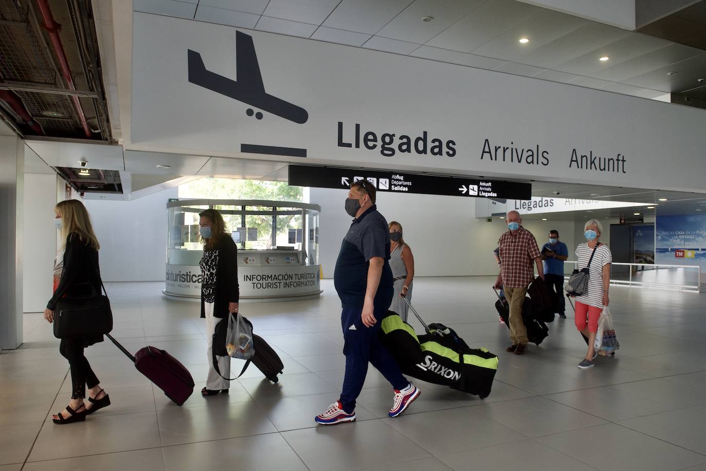 Fotos: Aterriza en el aeropuerto de Corvera el primer vuelo tras la pandemia