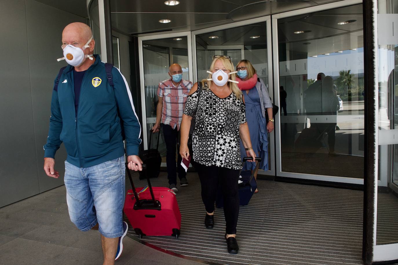 Fotos: Aterriza en el aeropuerto de Corvera el primer vuelo tras la pandemia