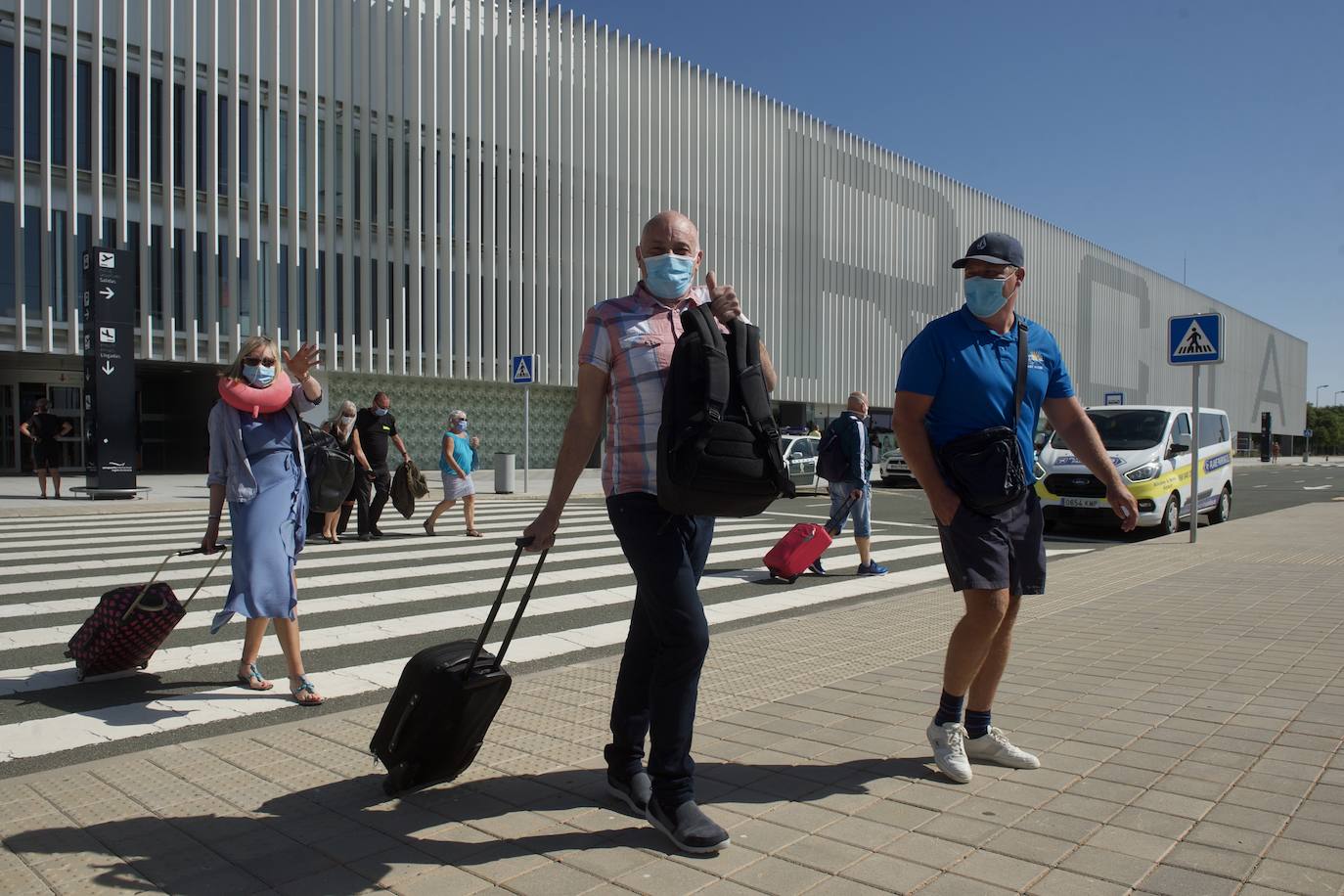 Fotos: Aterriza en el aeropuerto de Corvera el primer vuelo tras la pandemia