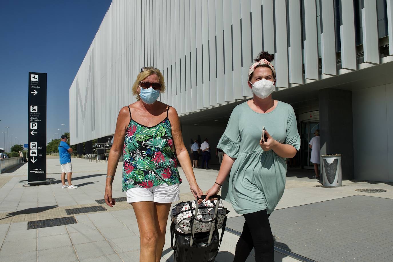 Fotos: Aterriza en el aeropuerto de Corvera el primer vuelo tras la pandemia