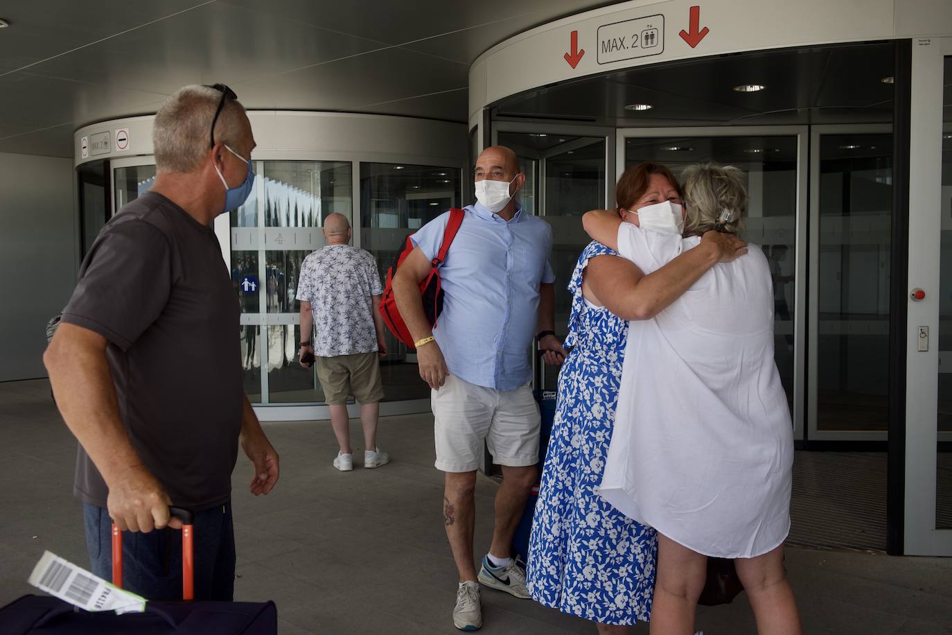 Fotos: Aterriza en el aeropuerto de Corvera el primer vuelo tras la pandemia
