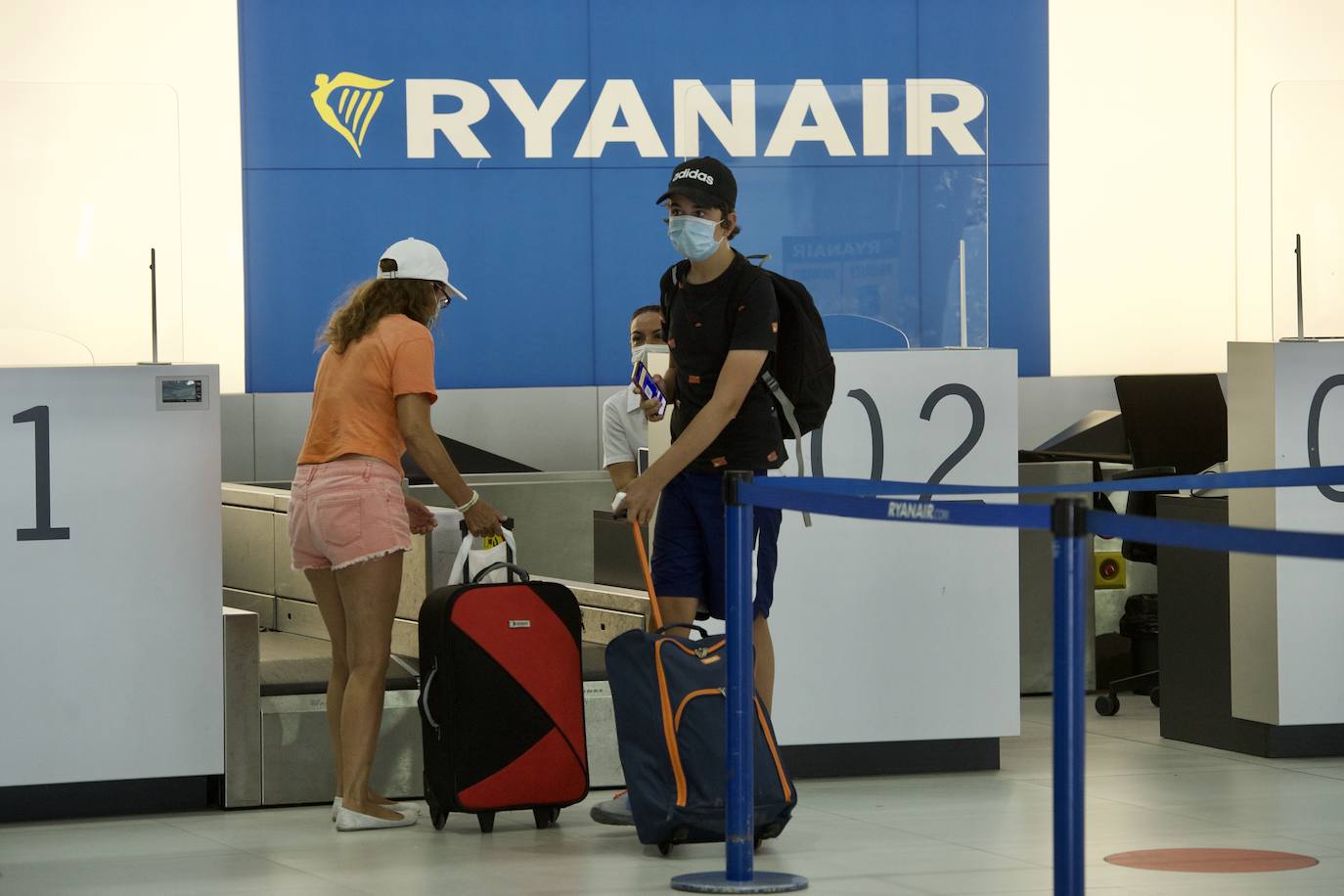 Fotos: Aterriza en el aeropuerto de Corvera el primer vuelo tras la pandemia