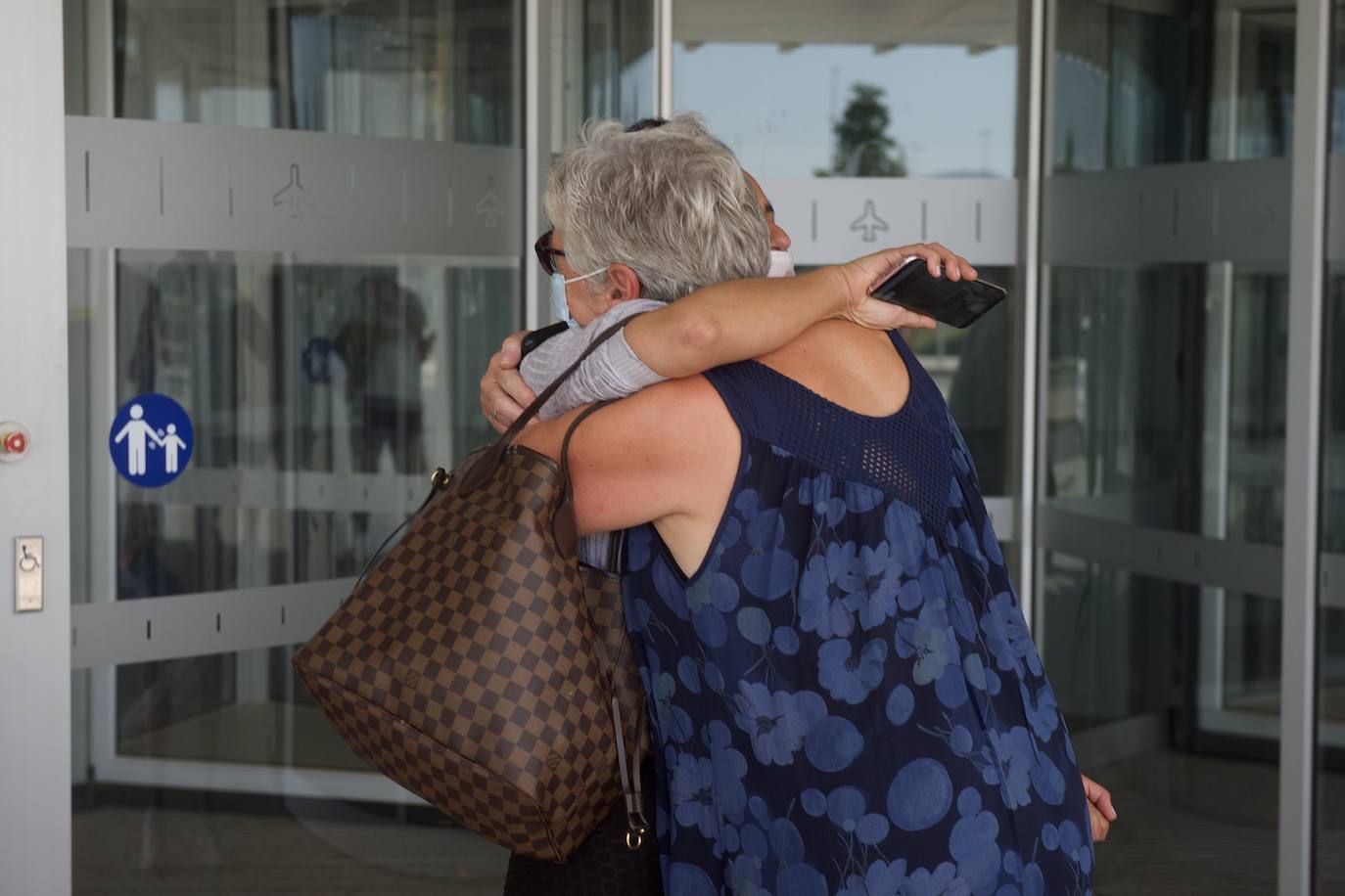 Fotos: Aterriza en el aeropuerto de Corvera el primer vuelo tras la pandemia