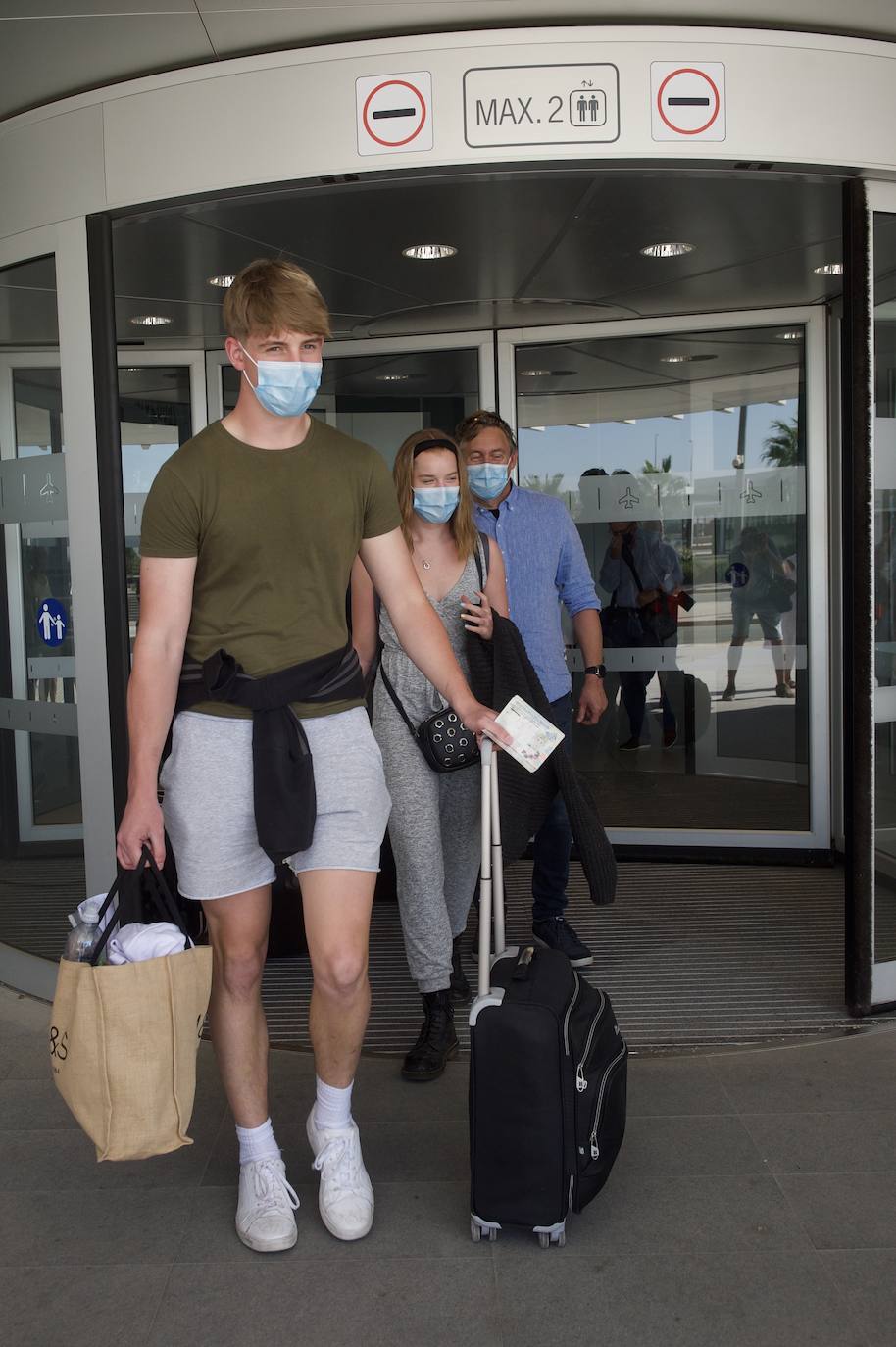 Fotos: Aterriza en el aeropuerto de Corvera el primer vuelo tras la pandemia