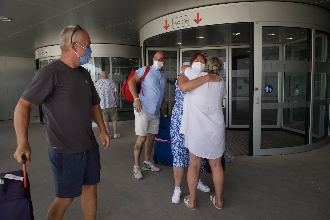 Fotos: Aterriza en el aeropuerto de Corvera el primer vuelo tras la pandemia