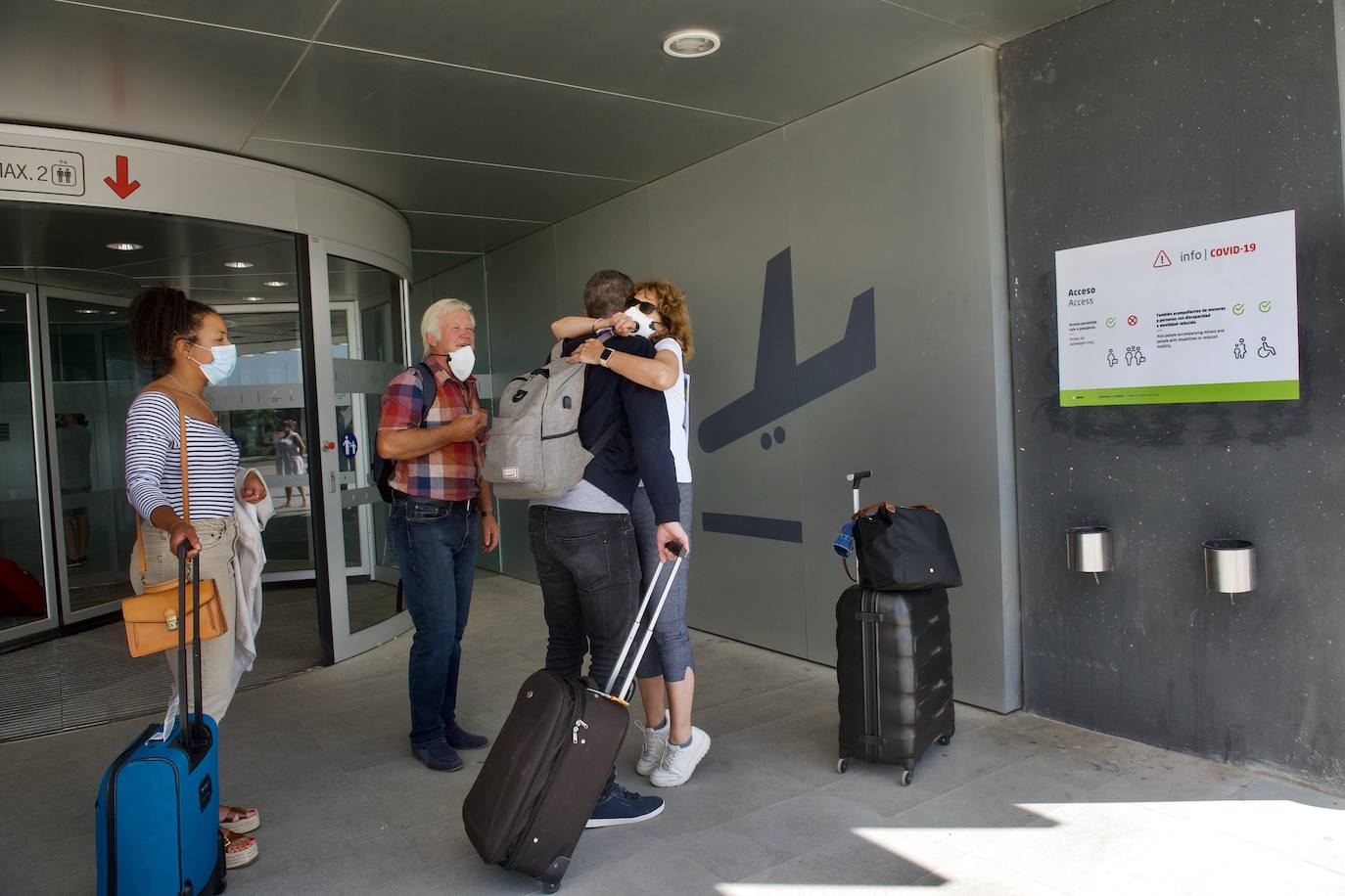Fotos: Aterriza en el aeropuerto de Corvera el primer vuelo tras la pandemia