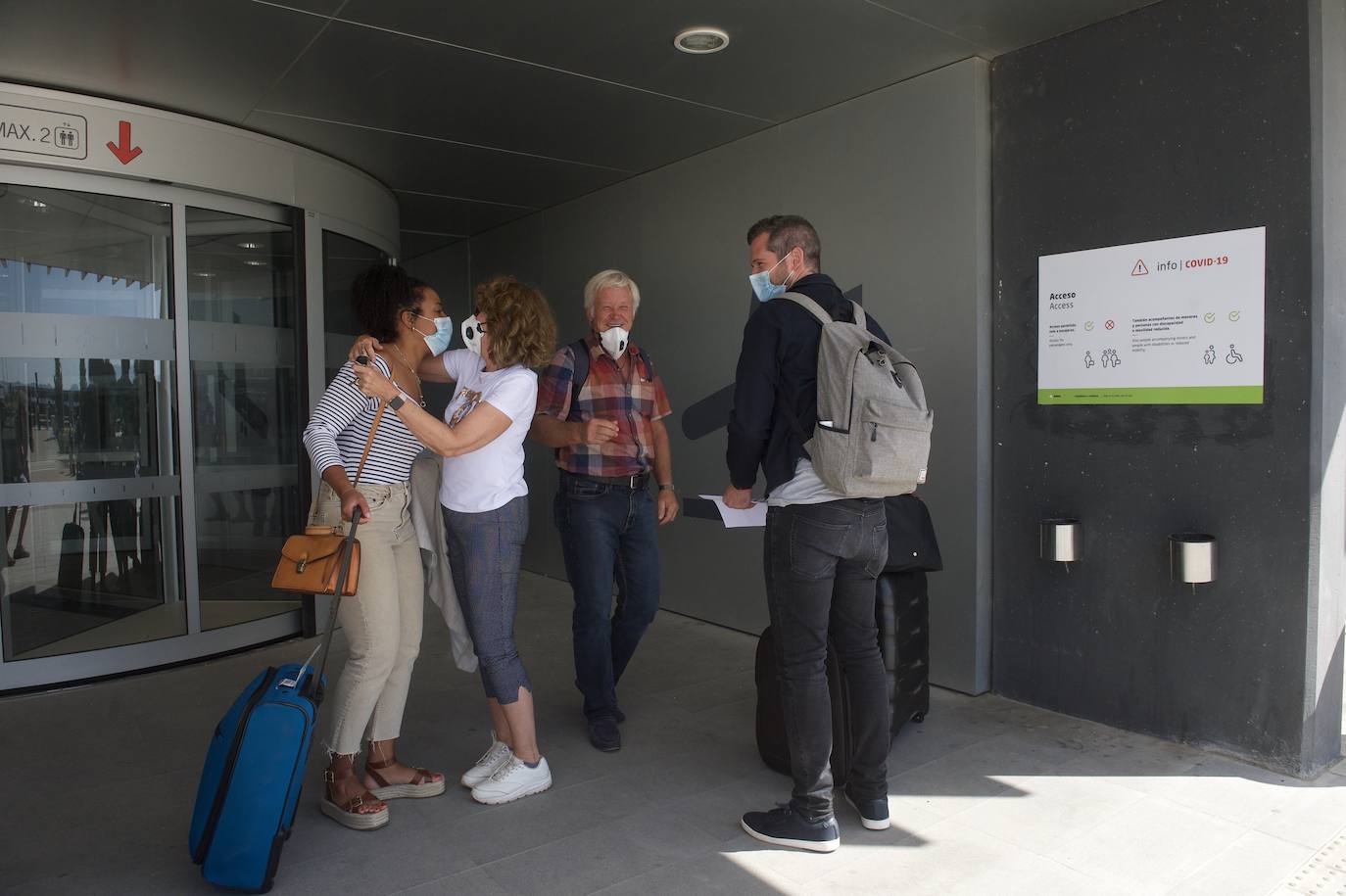 Fotos: Aterriza en el aeropuerto de Corvera el primer vuelo tras la pandemia