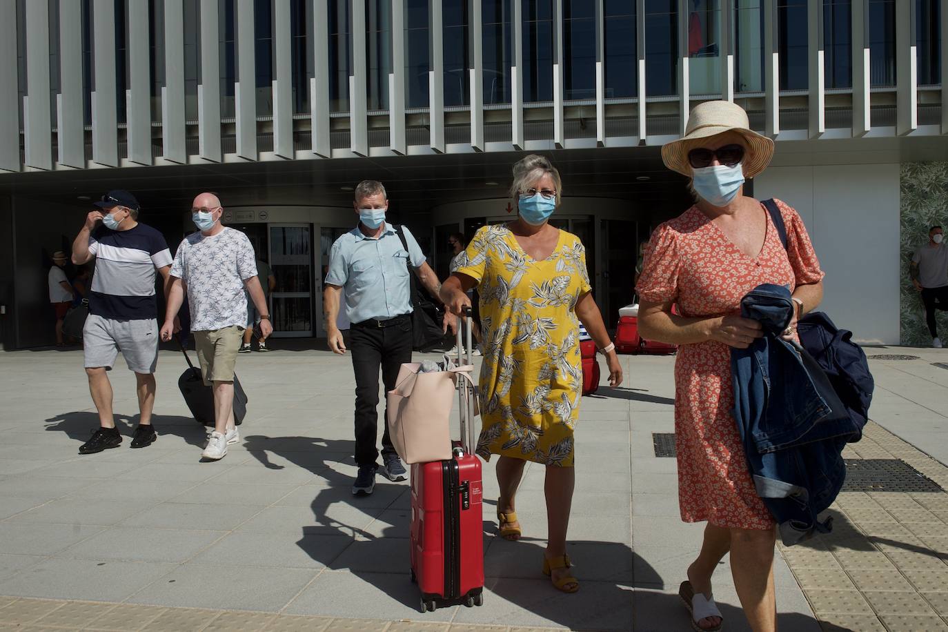 Fotos: Aterriza en el aeropuerto de Corvera el primer vuelo tras la pandemia