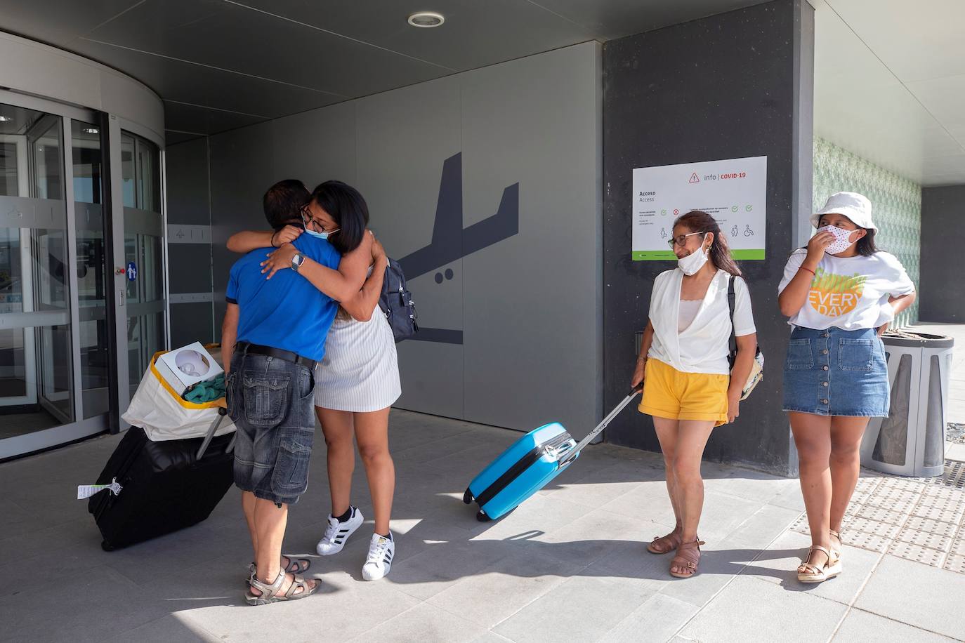 Fotos: Aterriza en el aeropuerto de Corvera el primer vuelo tras la pandemia