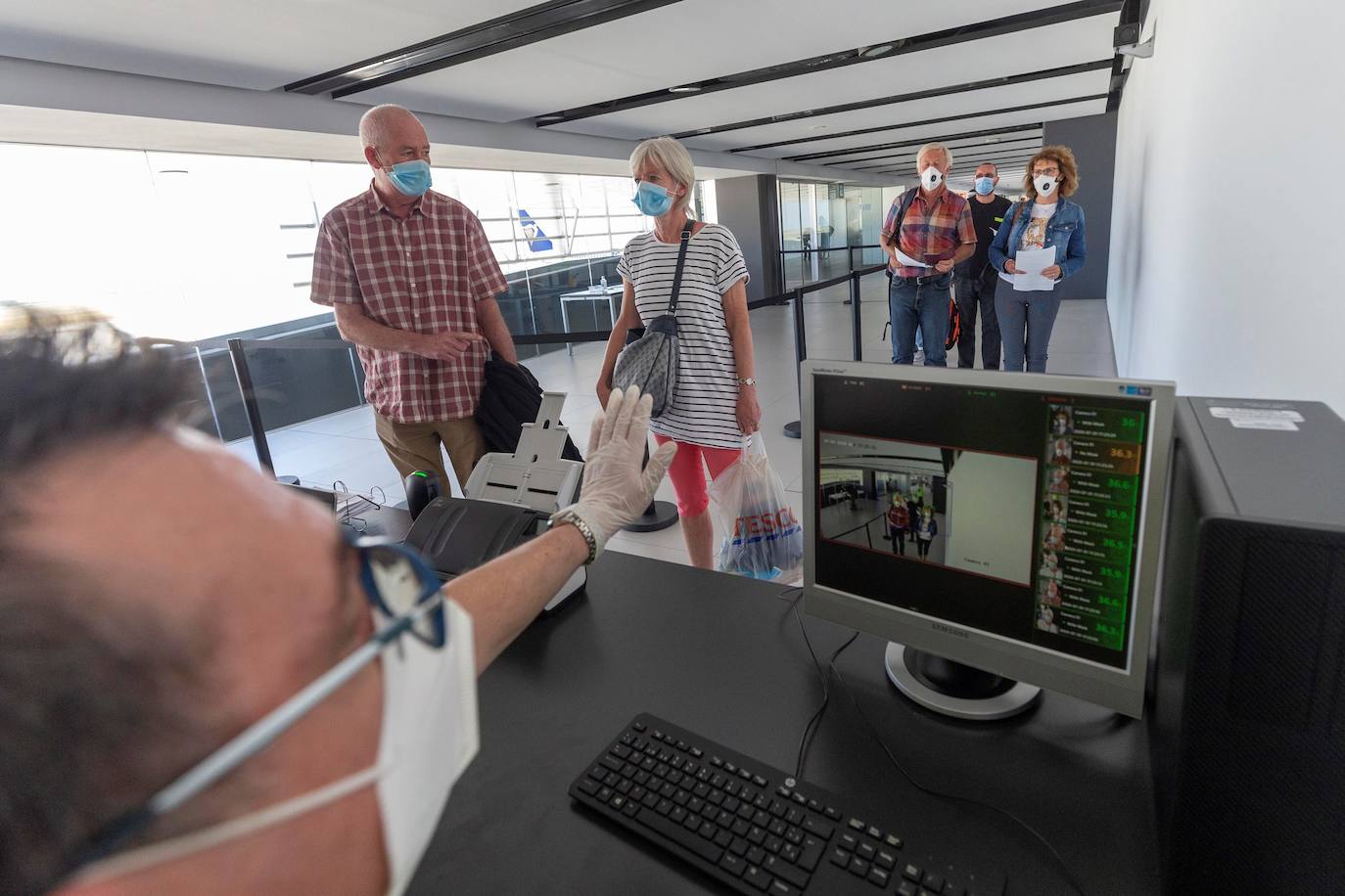 Fotos: Aterriza en el aeropuerto de Corvera el primer vuelo tras la pandemia