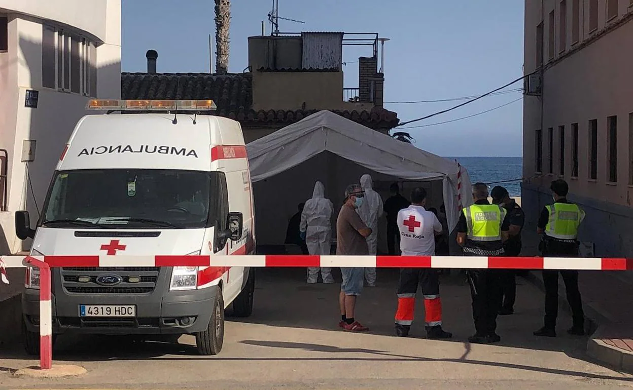 Dos de los siete argelinos que llegaron en patera a Águilas dan positivo  por Covid-19 | La Verdad