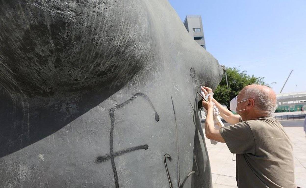 Antonio López restaura su escultura.