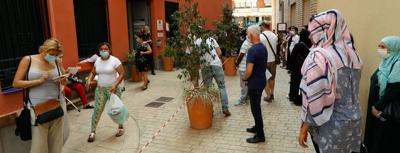 Fotos: Largas colas en Murcia en los trámites para solicitar ayudas