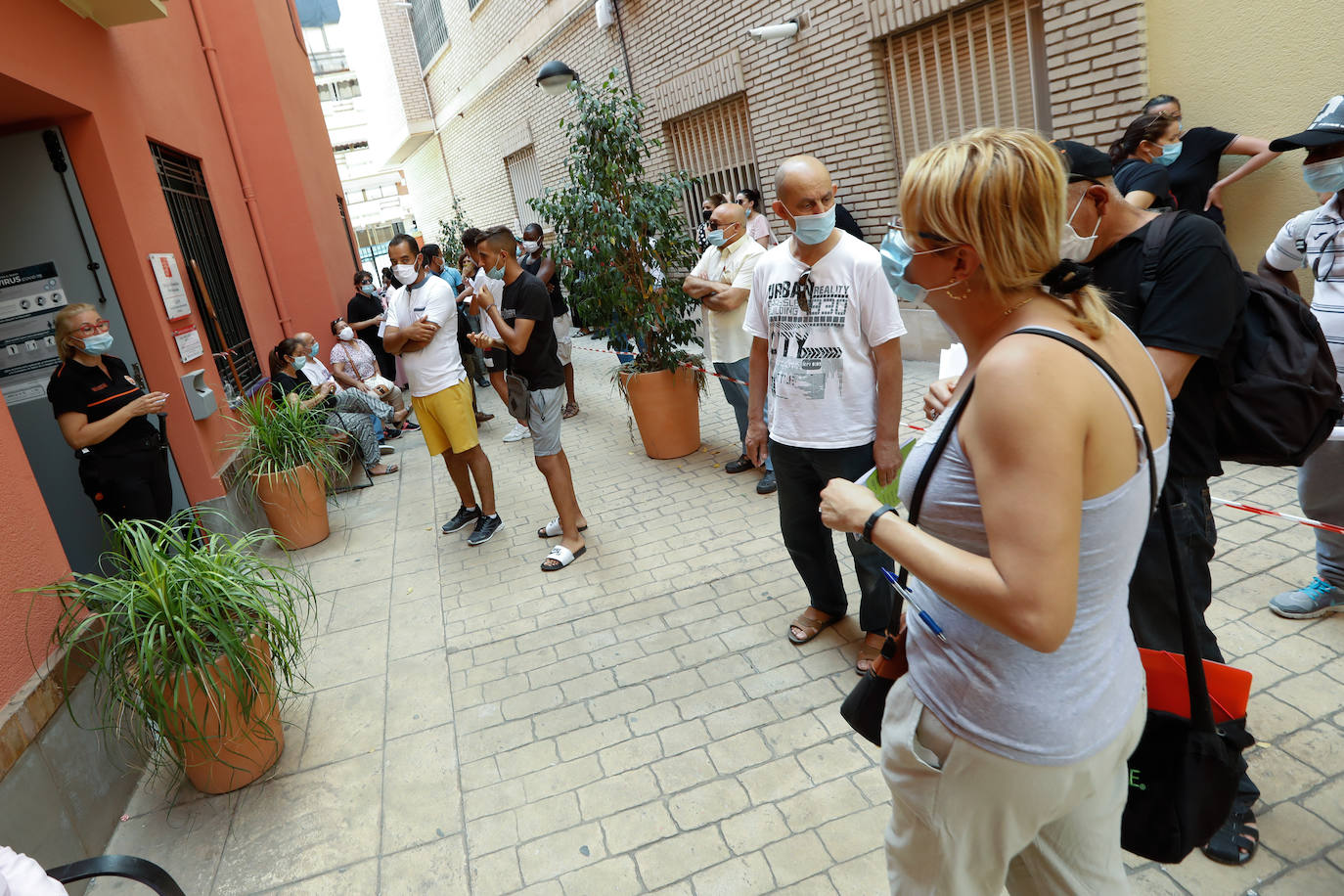 Fotos: Largas colas en Murcia en los trámites para solicitar ayudas