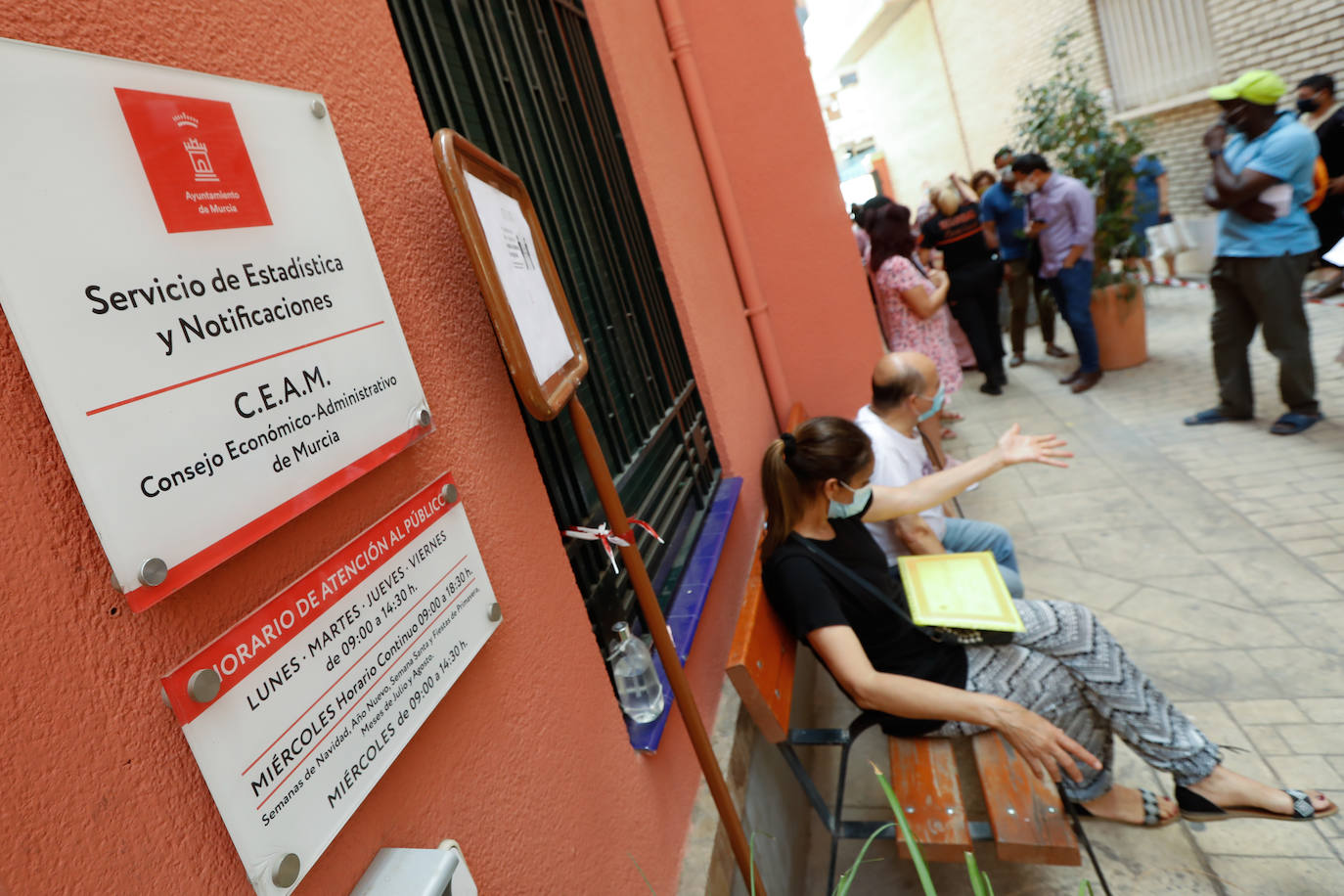 Fotos: Largas colas en Murcia en los trámites para solicitar ayudas