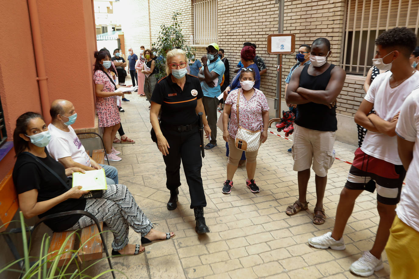 Fotos: Largas colas en Murcia en los trámites para solicitar ayudas