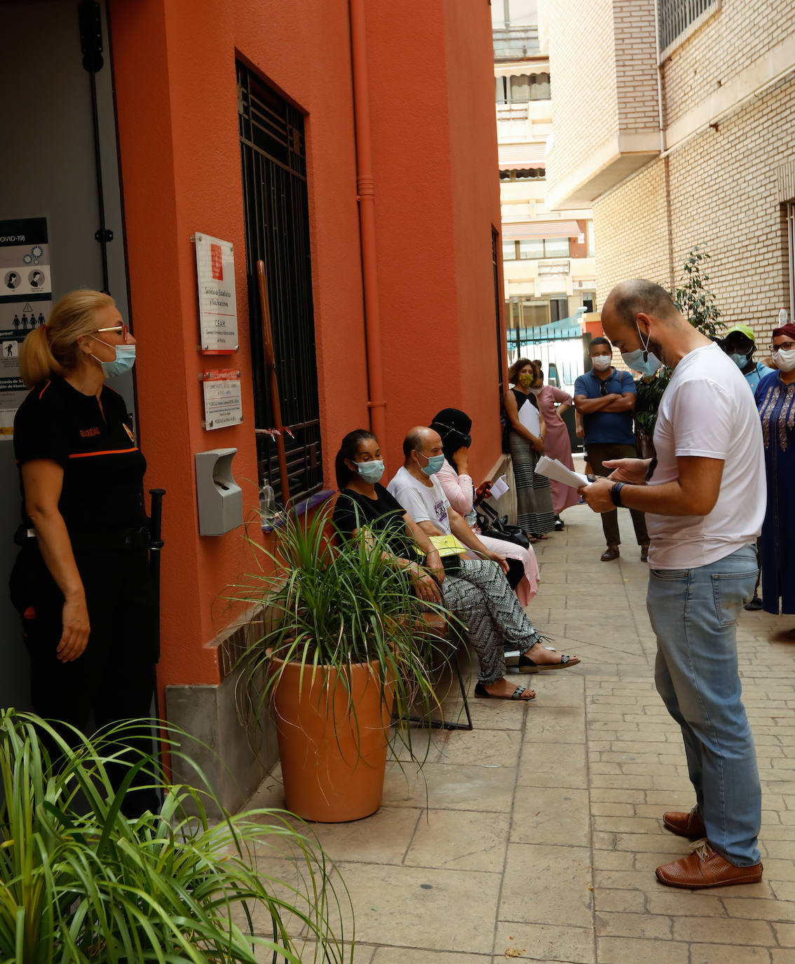 Fotos: Largas colas en Murcia en los trámites para solicitar ayudas