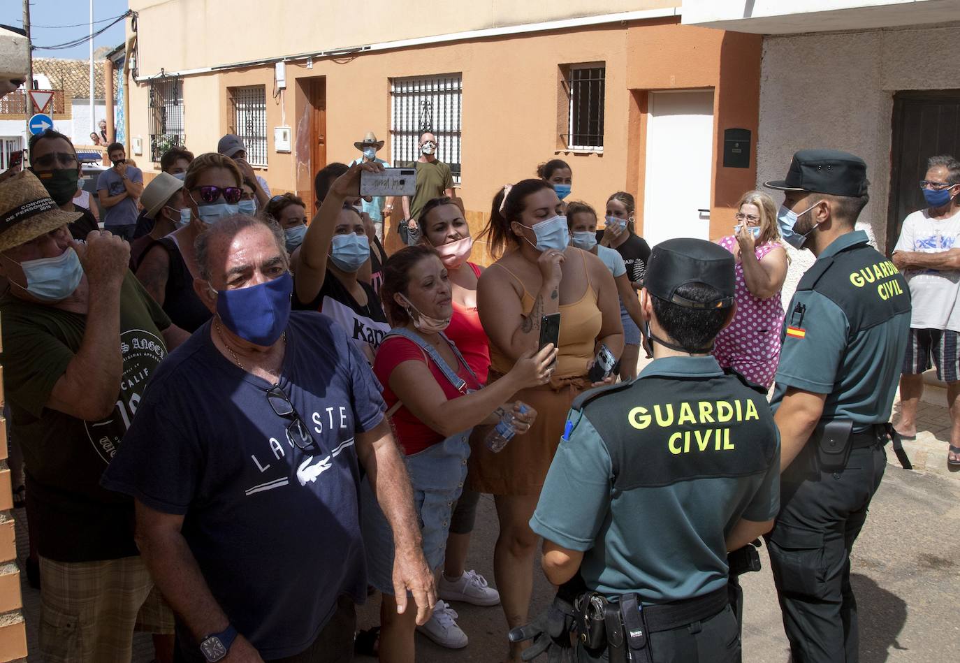 Fotos: Tensión en Los Nietos por llegar argelinos en cuarentena
