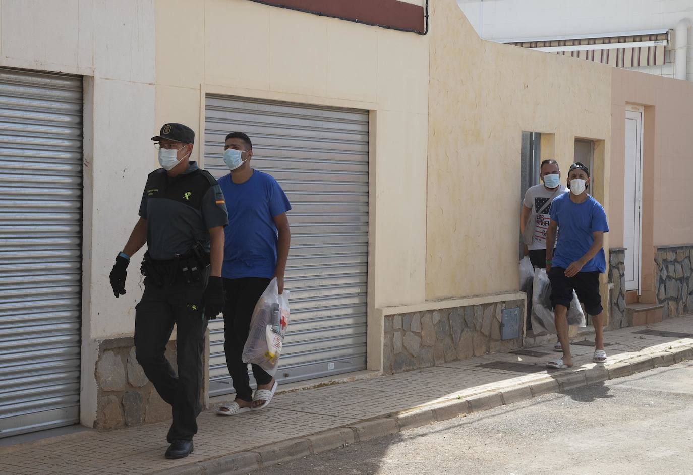 Fotos: Tensión en Los Nietos por llegar argelinos en cuarentena