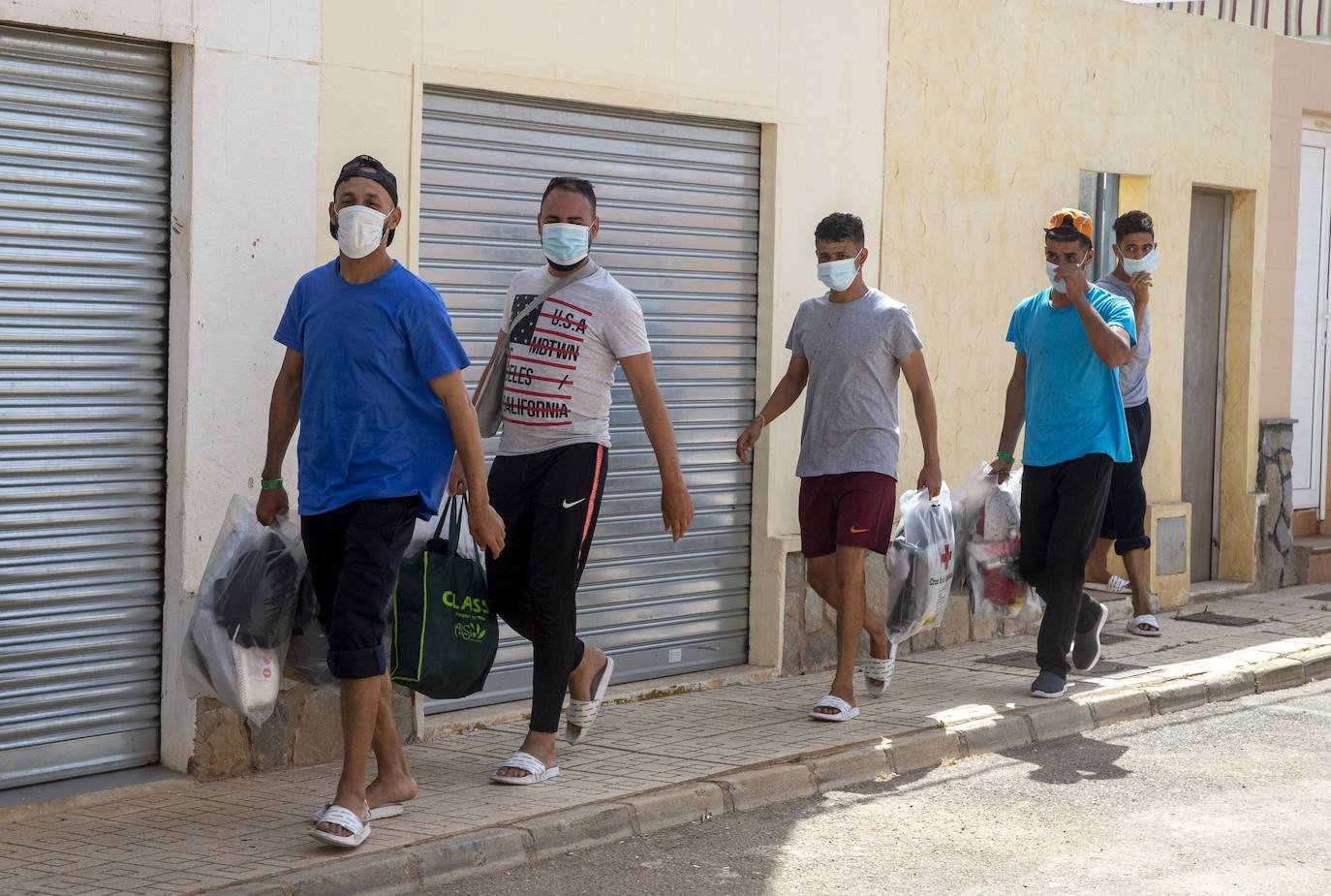 Fotos: Tensión en Los Nietos por llegar argelinos en cuarentena