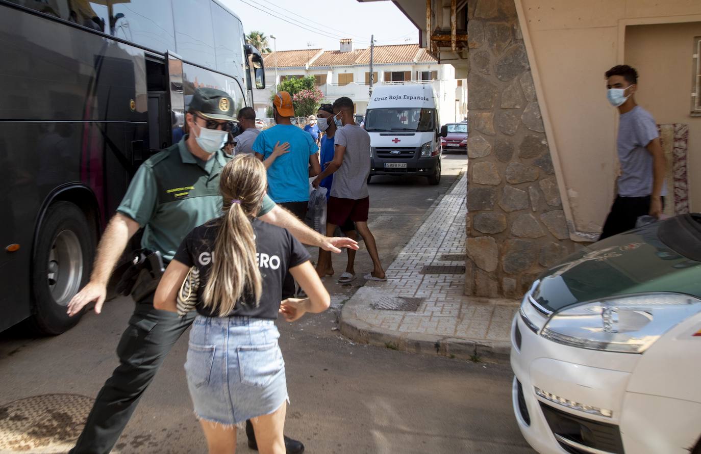 Fotos: Tensión en Los Nietos por llegar argelinos en cuarentena