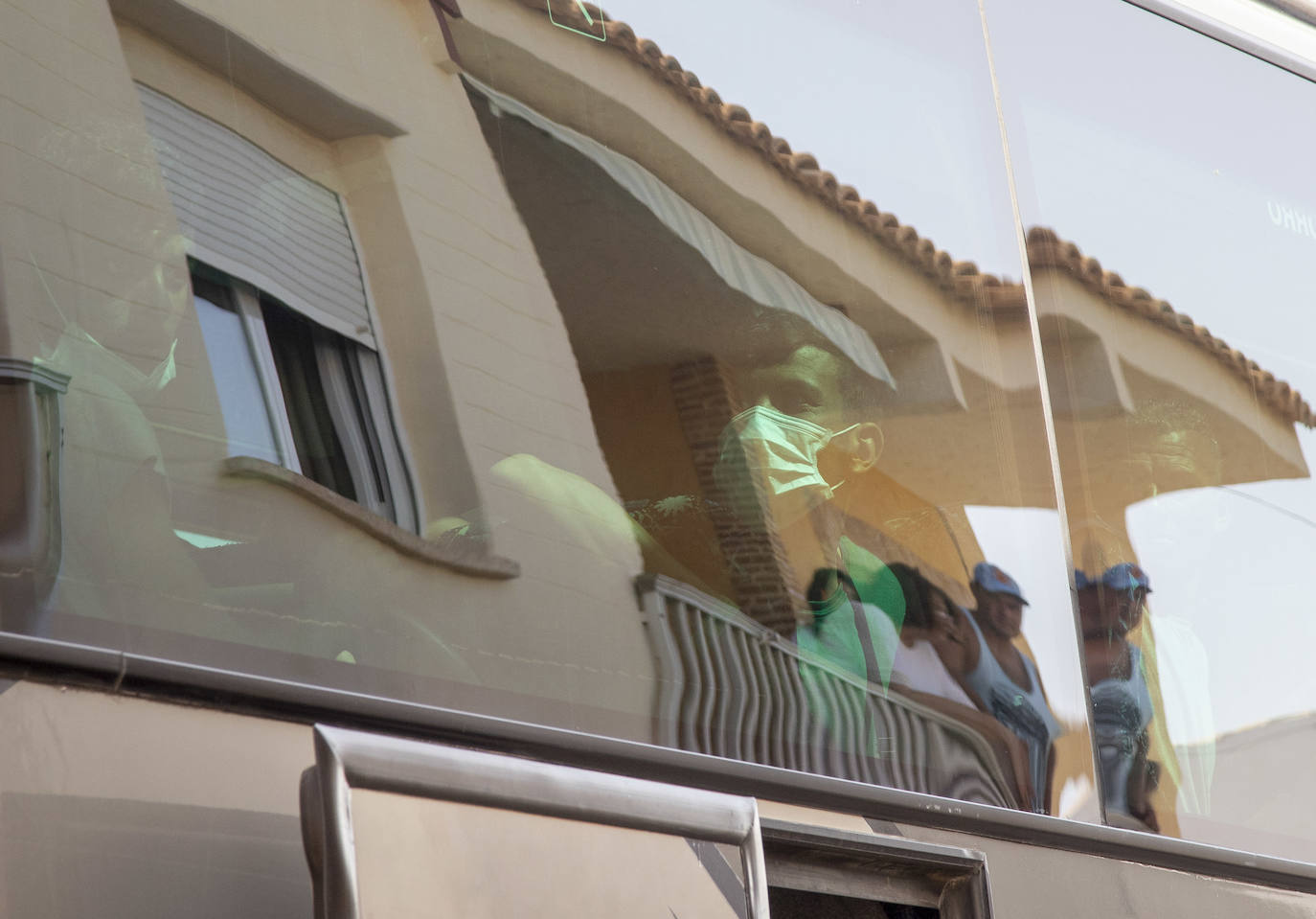 Fotos: Tensión en Los Nietos por llegar argelinos en cuarentena