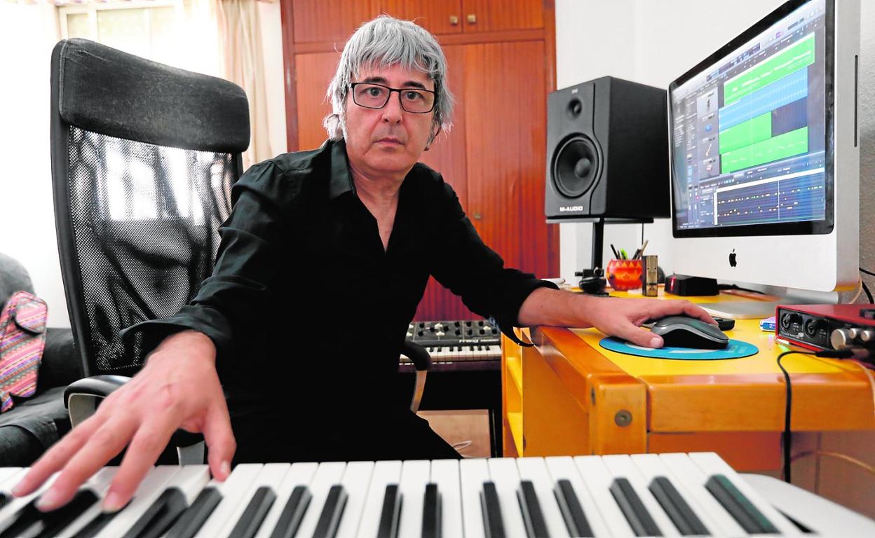 Juan Antonio Ross, en su estudio casero. 