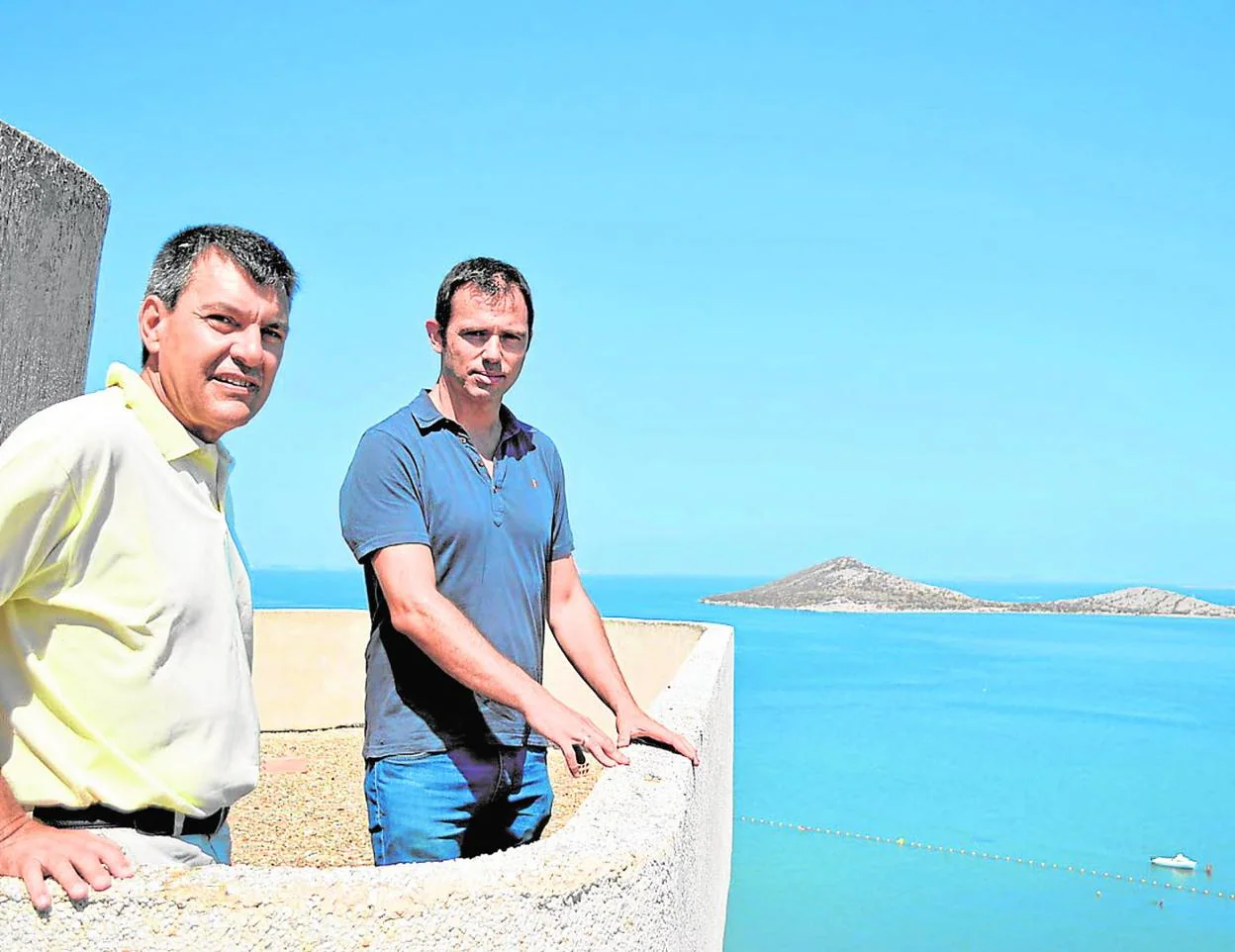 Javier Gilabert y Francisco López en el Mar Menor, con la Isla Perdiguera al fondo. 