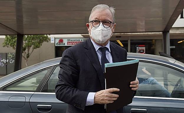 El expresidente Ramón Luis Valcárcel, el pasado 19 de junio, llegando a la Ciudad de la Justicia de Murcia para declarar como investigado en las diligencias sobre la desaladora de Escombreras. 