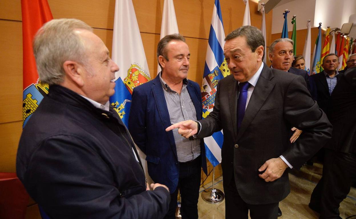 Antonio Jimenez (UGT), Santiago Navarro (CC OO) y José María Albarracin (Croem), en una imagen de archivo.