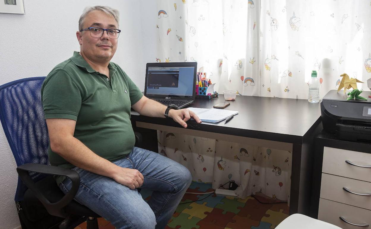 Francisco García Mancheño, funcionario de los juzgados de Cartagena, posa en el despacho de su casa desde el que teletrabaja.
