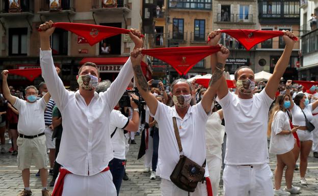 Un grupo de personas, esta mañana, en la Plaza del Ayuntamiento de Pamplona.