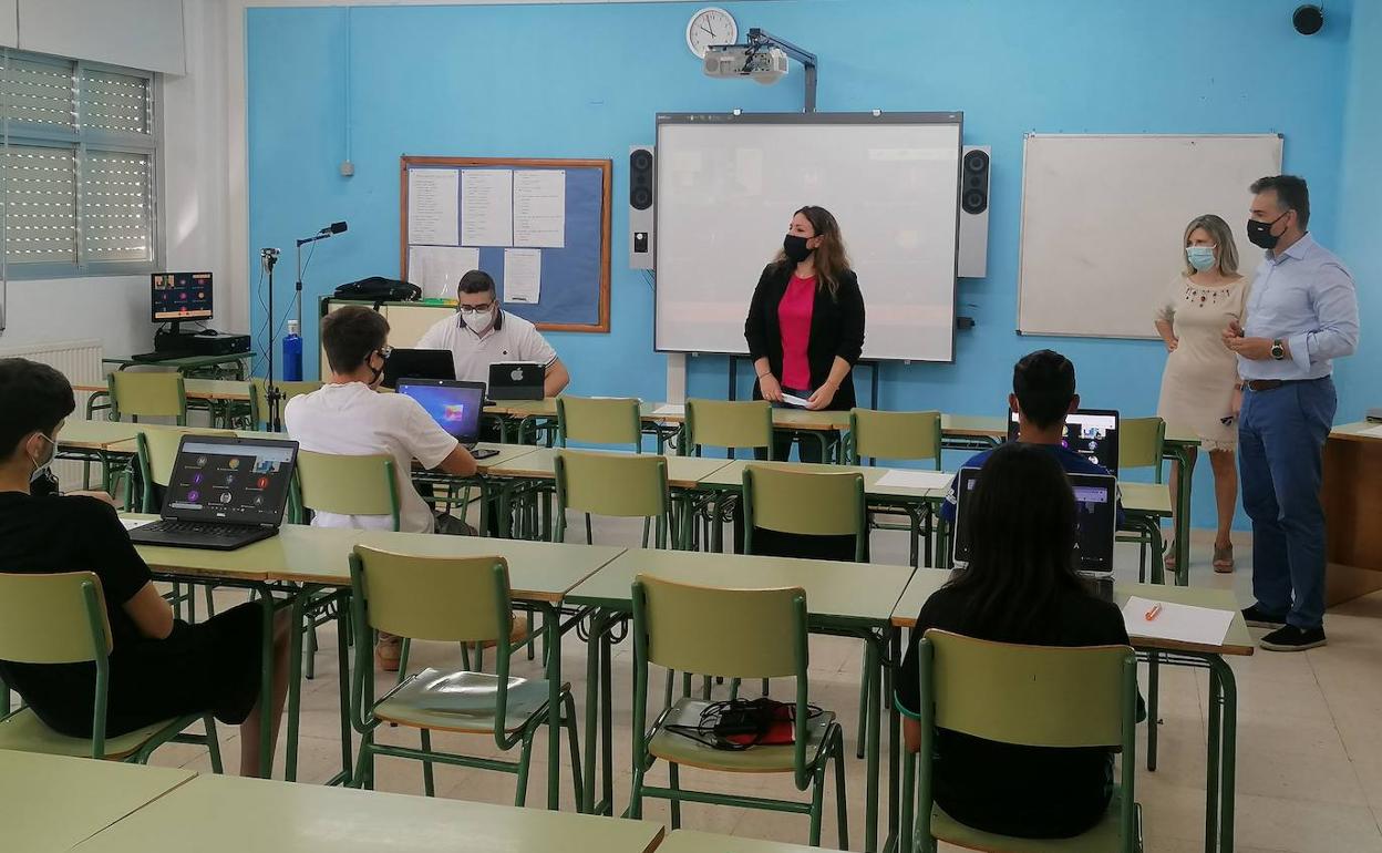 La consejera de Educación y Cultura, Esperanza Moreno, durante su visita a los alumnos que realizan las clases de refuerzo educativo en el IES Aljada de Murcia.