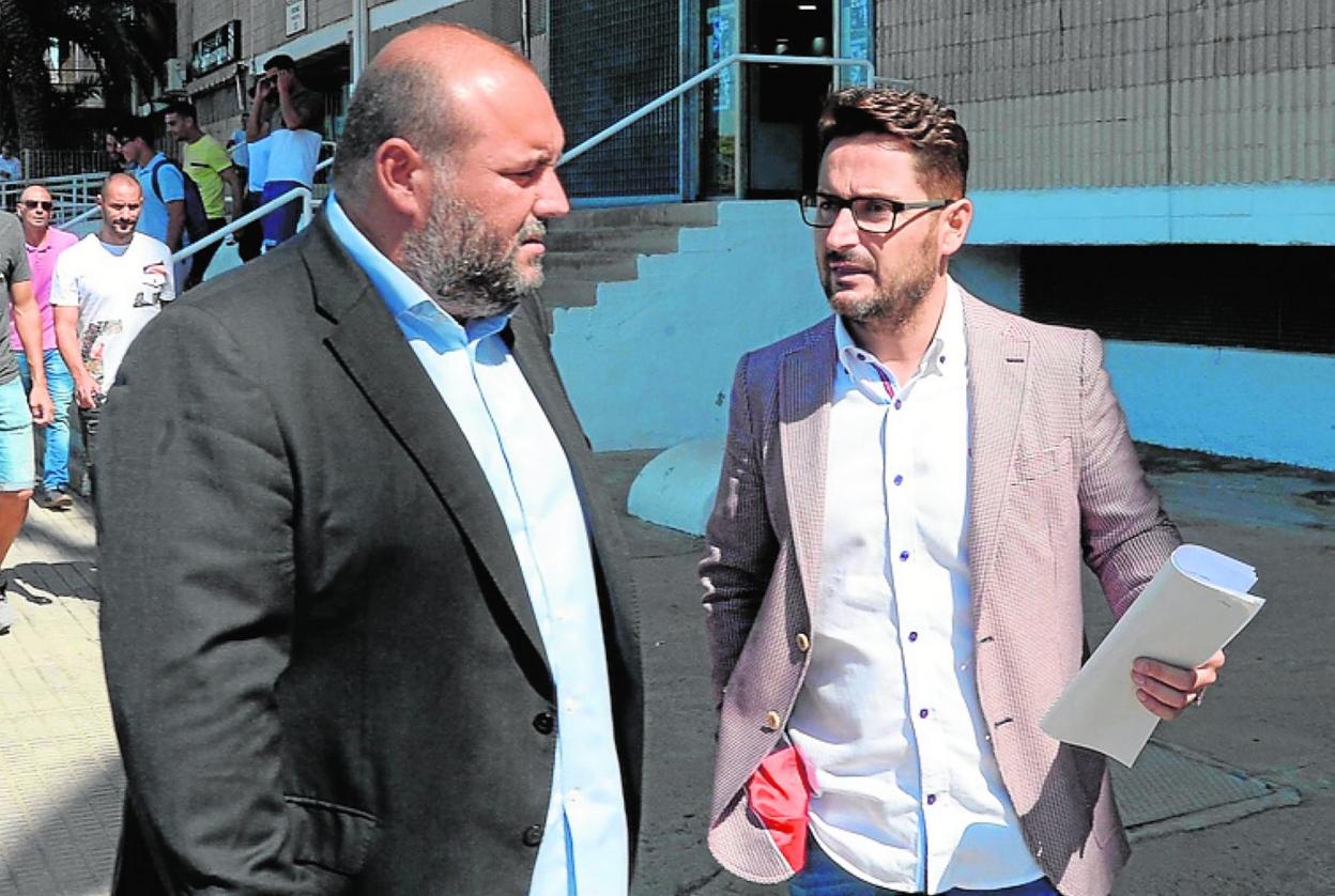 Belmonte y Breis hablando en la puerta del estadio. 