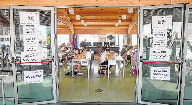 Una de las aulas de la Facultad de Ciencias de la Empresa de la UPCT con la señalización de los grupos en la puerta. 