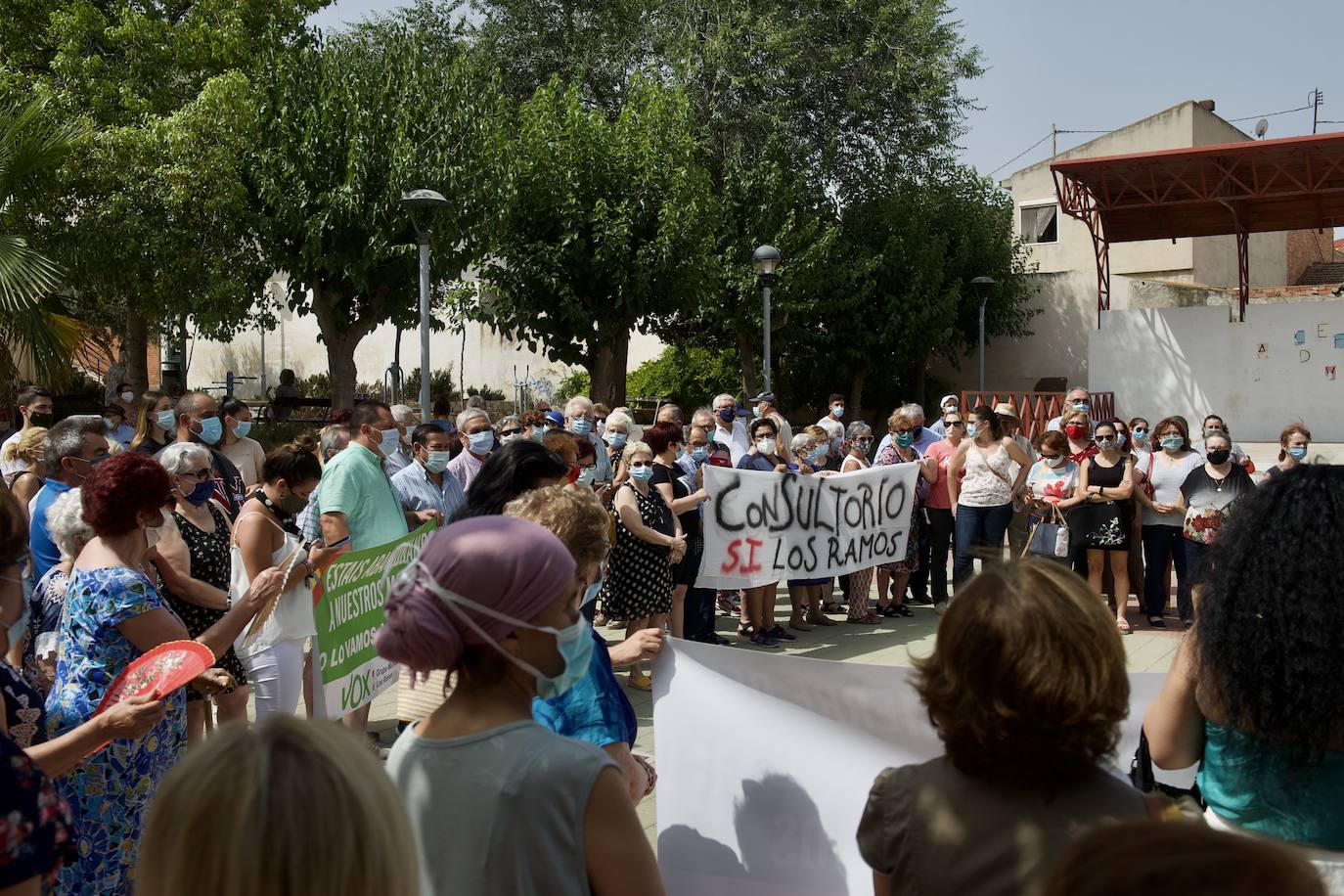 Fotos: Los vecinos de Los Ramos exigen la reapertura del consultorio