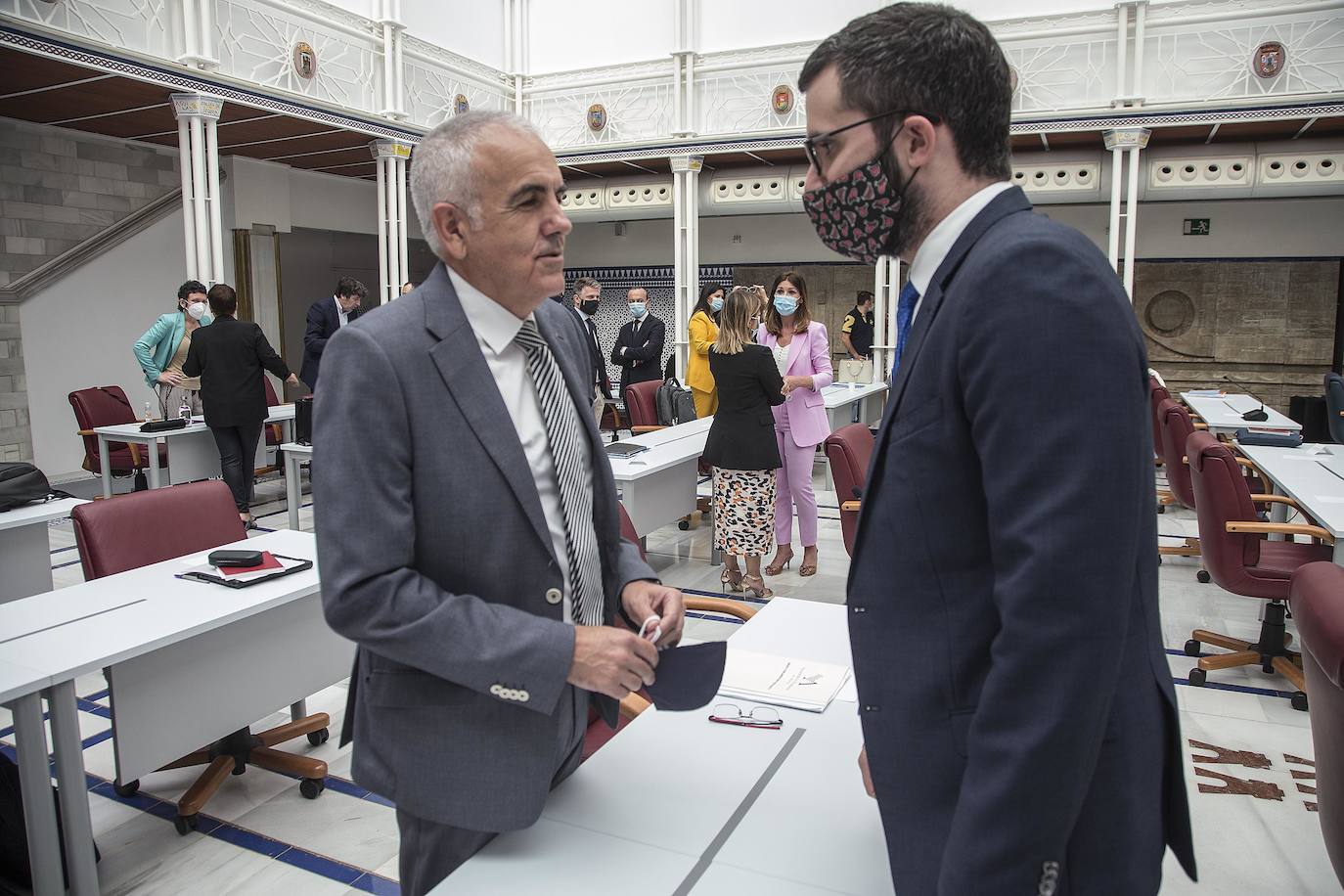 Diputados en el Pleno de la Asamblea Regional.