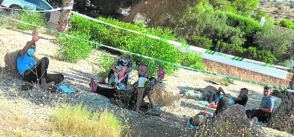 Varios de los inmigrantes localizados por la Guardia Civil nada más desembarcar descansan en un solar de La Azohía. 