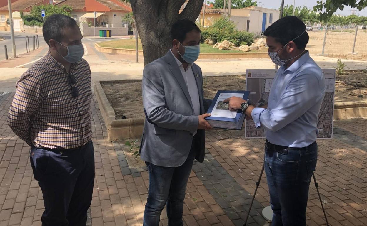 El consejero Antonio Luengo entrega el proyecto del nuevo colector de pluviales de Los Alcázares al alcalde de la localidad, Mario Pérez.