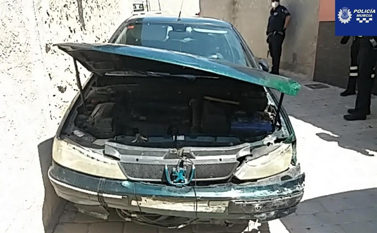 Estado en el que quedó el coche del detenido.