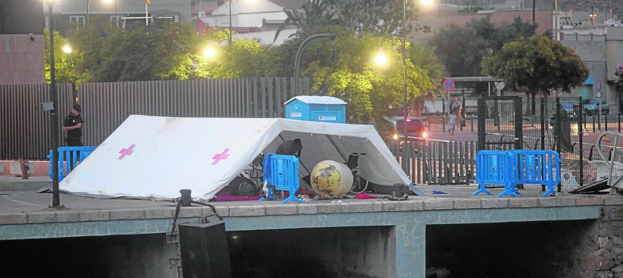 Carpa en Cartagena donde se atiende a los inmigrantes llegados en patera, custodiados por la Policía. 