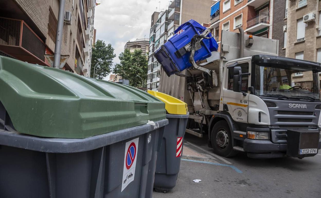 Un camión de recogida selectiva de residuos, ayer durante uno de los servicios por el centro de Cartagena. 