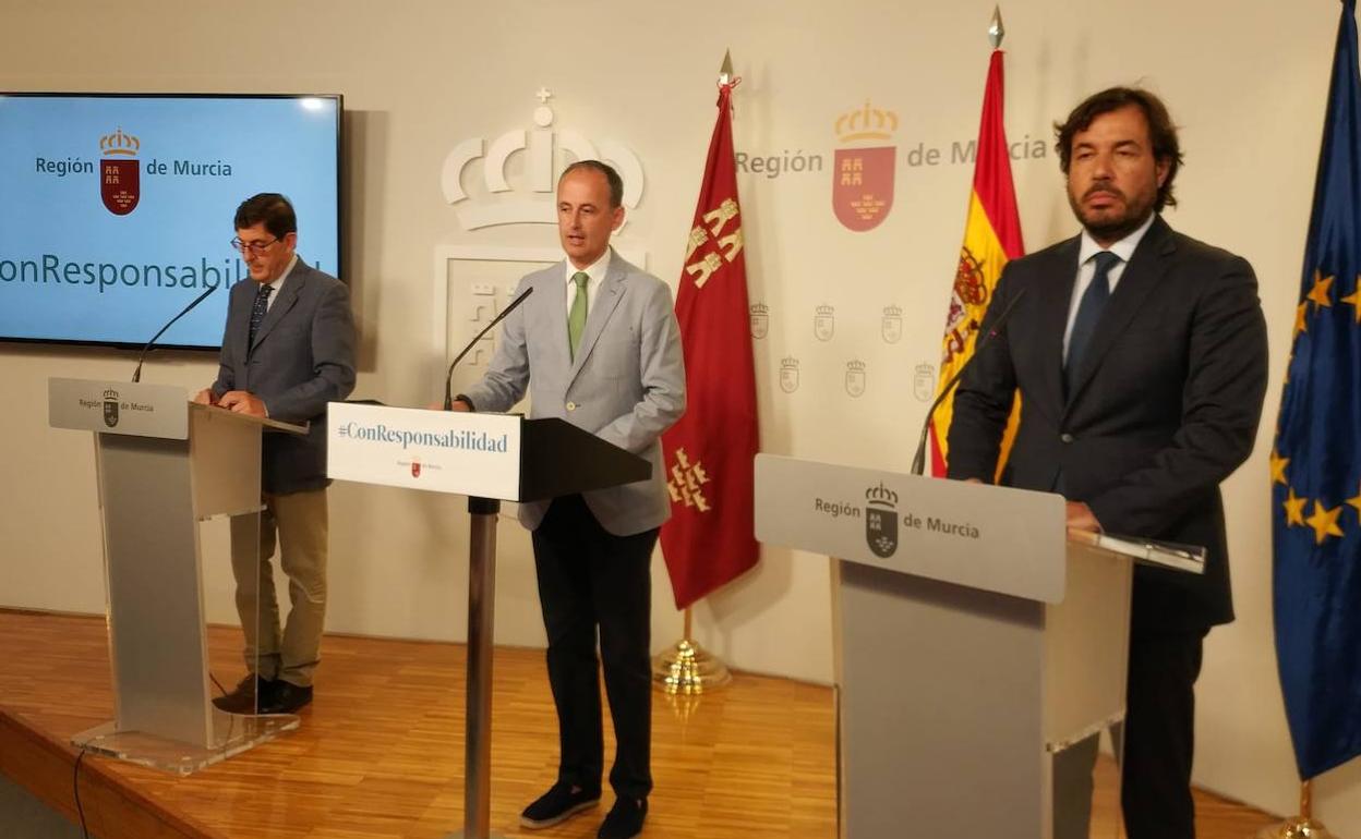 Los consejeros Manuel Villegas, Javier Celdrán y Miguel Motas en la comparecencia posterior al Consejo de Gobierno.