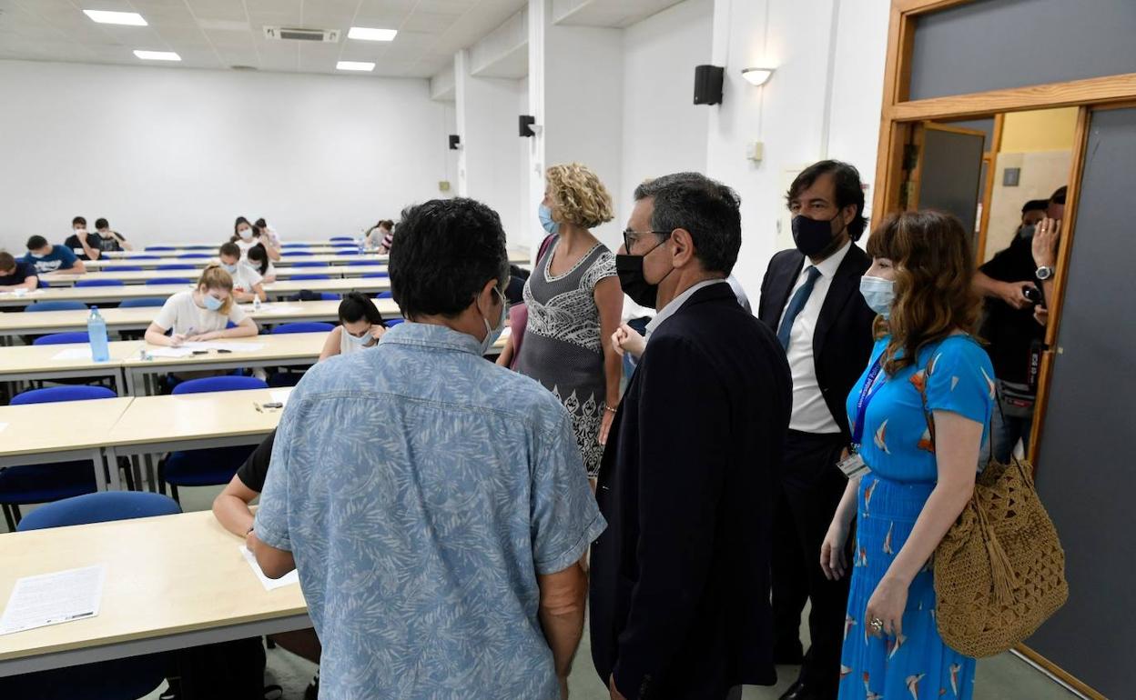 El consejero Miguel Motas y el rector de la Universidad de Murcia, José Luján, durante su visita a las pruebas de la Ebau en la sede de La Merced (Murcia).