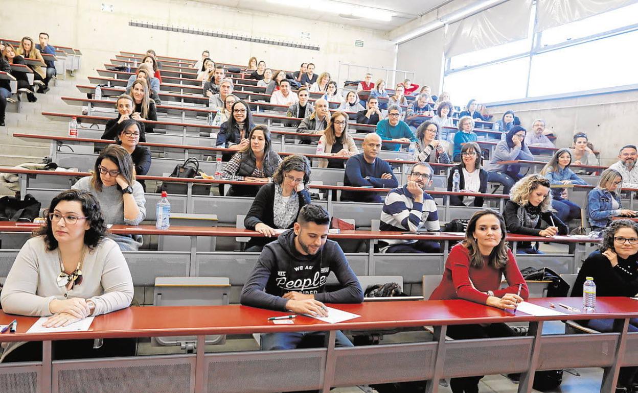 Opositores en una de las pruebas de la OPE del Servicio Murciano de Salud celebradas este año, antes de la irrupción de la pandemia 