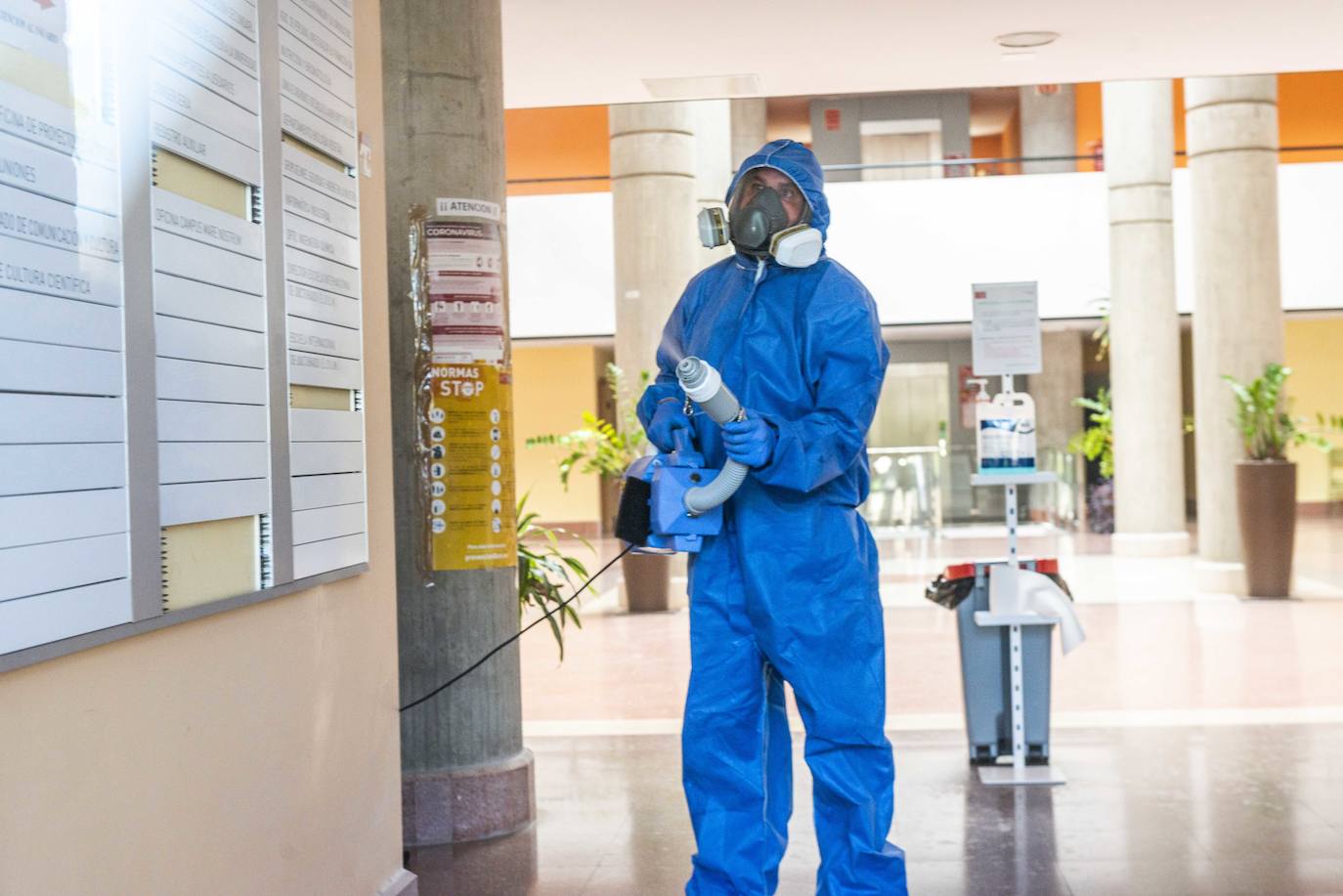 Fotos: La UMU cierra el edificio Rector Soler tras un positivo entre los trabajadores