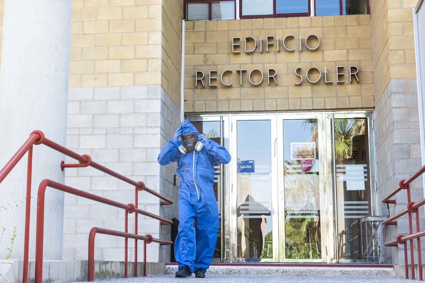 Fotos: La UMU cierra el edificio Rector Soler tras un positivo entre los trabajadores