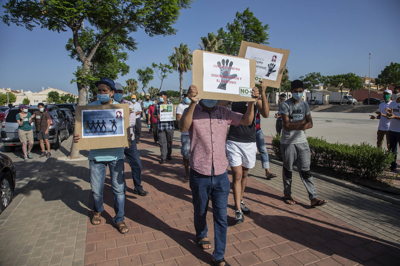 Fotos: Inmigrantes se concentran en Torre Pacheco para reclamar mejores condiciones laborales