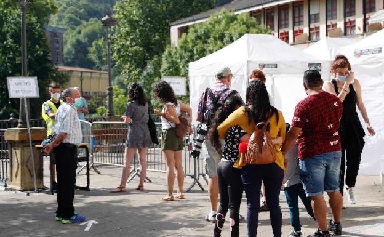 Vecinos de Ordizia se someten a pruebas PCR para tratar de frenar el brote. 